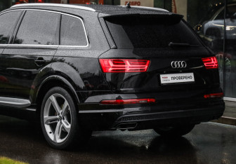 Подержанный автомобиль Audi Q7 2018 года (12 фото)