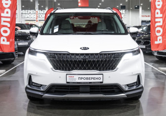Подержанный автомобиль Kia Carnival 2021 года (4 фото)