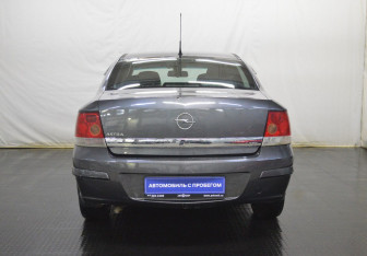 Подержанный автомобиль Opel Astra Sedan 2011 года (6 фото)
