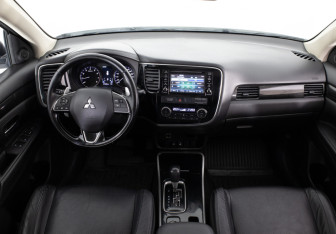 Подержанный автомобиль Mitsubishi Outlander 2017 года (9 фото)