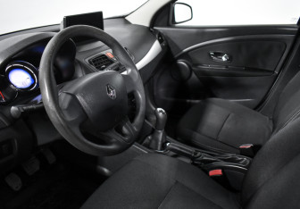Подержанный автомобиль Renault Fluence 2014 года (9 фото)