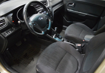 Подержанный автомобиль Kia Rio Sedan 2015 года (10 фото)