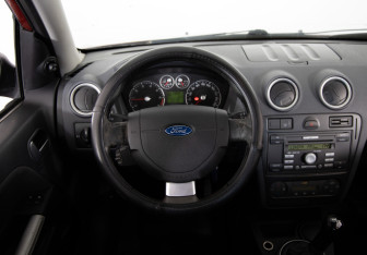 Подержанный автомобиль Ford Fusion 2007 года (10 фото)