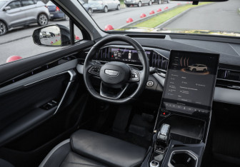 Подержанный автомобиль Geely Atlas 2024 года (12 фото)
