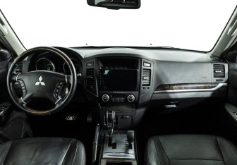 Подержанный автомобиль Mitsubishi Pajero 2008 года (13 фото)
