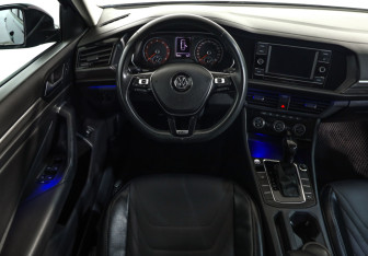 Подержанный автомобиль Volkswagen Jetta Sedan 2020 года (10 фото)