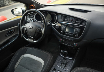 Подержанный автомобиль Kia Ceed Hatchback 2015 года (10 фото)