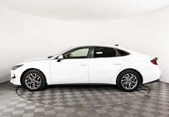 Подержанный автомобиль Hyundai Sonata 2021 года (8 фото)