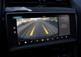 Подержанный автомобиль Jaguar F-Pace 2017 года (17 фото)