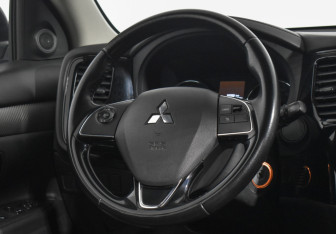 Подержанный автомобиль Mitsubishi Outlander 2016 года (14 фото)