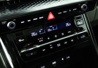 Подержанный автомобиль Kia Carnival 2022 года (23 фото)