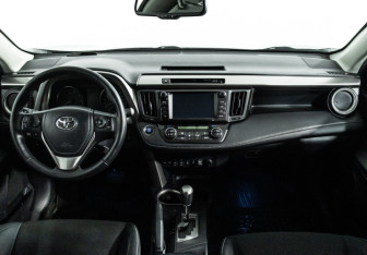 Подержанный автомобиль Toyota RAV4 2018 года (13 фото)