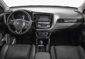 Подержанный автомобиль Mitsubishi Outlander 2017 года (13 фото)