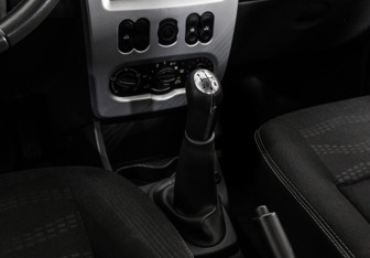 Подержанный автомобиль Renault Sandero 2012 года (11 фото)