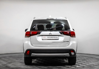 Подержанный автомобиль Mitsubishi Outlander 2016 года (6 фото)