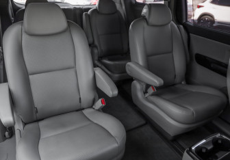 Подержанный автомобиль Kia Carnival 2020 года (27 фото)
