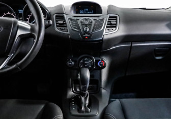 Подержанный автомобиль Ford Fiesta Hatchback 2017 года (13 фото)