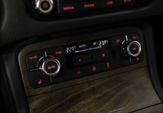 Подержанный автомобиль Volkswagen Touareg 2012 года (16 фото)