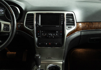 Подержанный автомобиль Jeep Grand Cherokee 2012 года (14 фото)