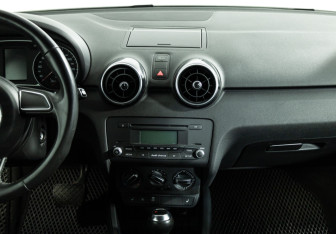 Подержанный автомобиль Audi A1 2011 года (14 фото)