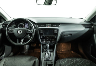 Подержанный автомобиль Skoda Octavia Liftback 2019 года (13 фото)