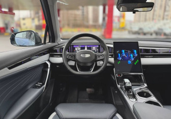 Подержанный автомобиль Geely Atlas 2024 года (14 фото)