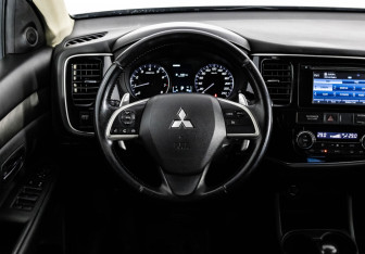 Подержанный автомобиль Mitsubishi Outlander 2013 года (12 фото)