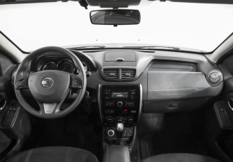Подержанный автомобиль Nissan Terrano 2017 года (10 фото)