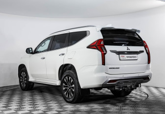 Подержанный автомобиль Mitsubishi Montero Sport 2022 года (7 фото)