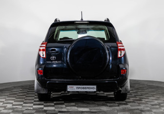 Подержанный автомобиль Toyota RAV4 2011 года (6 фото)