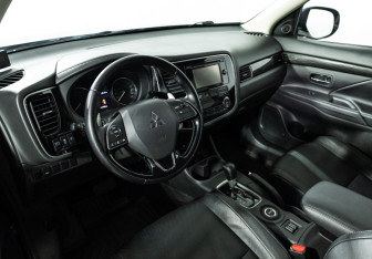 Подержанный автомобиль Mitsubishi Outlander 2016 года (11 фото)