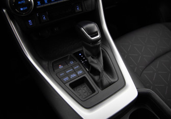 Подержанный автомобиль Toyota RAV4 2020 года (15 фото)