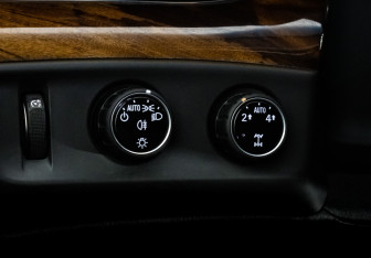 Подержанный автомобиль Cadillac Escalade Suv 2015 года (20 фото)