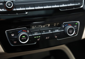 Подержанный автомобиль BMW X1 2021 года (18 фото)