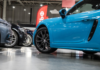 Подержанный автомобиль Porsche Cayman 2018 года (11 фото)