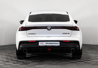 Подержанный автомобиль Changan UNI-V 2023 года (8 фото)