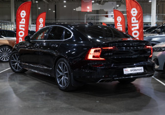 Подержанный автомобиль Volvo S90 2018 года (11 фото)