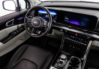 Подержанный автомобиль Kia Carnival 2021 года (15 фото)