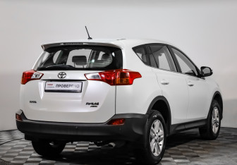Подержанный автомобиль Toyota RAV4 2013 года (5 фото)