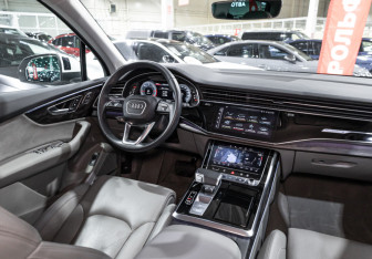 Подержанный автомобиль Audi Q7 2021 года (15 фото)