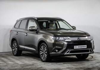 Подержанный автомобиль Mitsubishi Outlander 2020 года (3 фото)