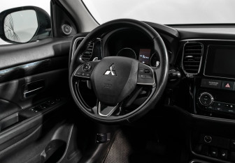 Подержанный автомобиль Mitsubishi Outlander 2017 года (16 фото)