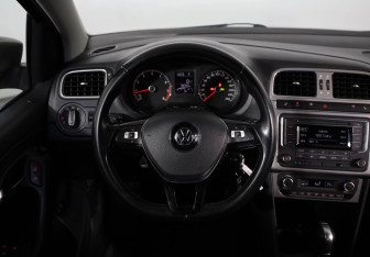 Подержанный автомобиль Volkswagen Polo Sedan 2017 года (10 фото)