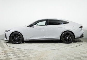 Подержанный автомобиль Changan UNI-V 2024 года (8 фото)