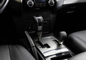 Подержанный автомобиль Mitsubishi Pajero 2017 года (14 фото)