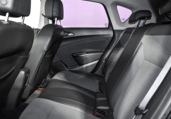 Подержанный автомобиль Opel Astra Hatchback 2011 года (12 фото)