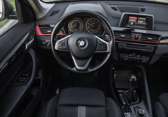 Подержанный автомобиль BMW X1 2017 года (12 фото)