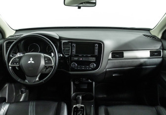 Подержанный автомобиль Mitsubishi Outlander 2014 года (13 фото)