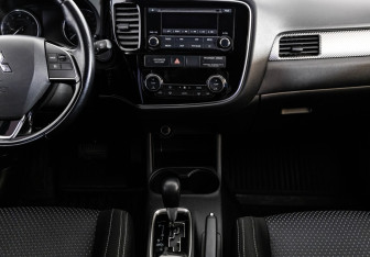 Подержанный автомобиль Mitsubishi Outlander 2016 года (13 фото)
