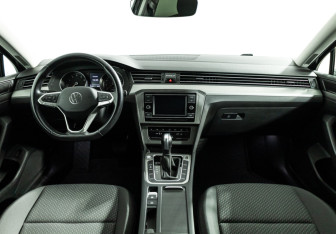 Подержанный автомобиль Volkswagen Passat Sedan 2021 года (13 фото)